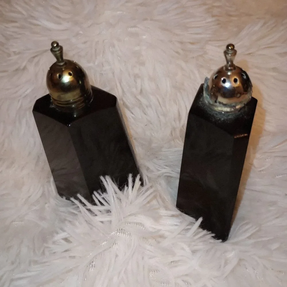 🆕🧂 Vintage Black Onyx Salt Pepper Shakers Brass Stoppers